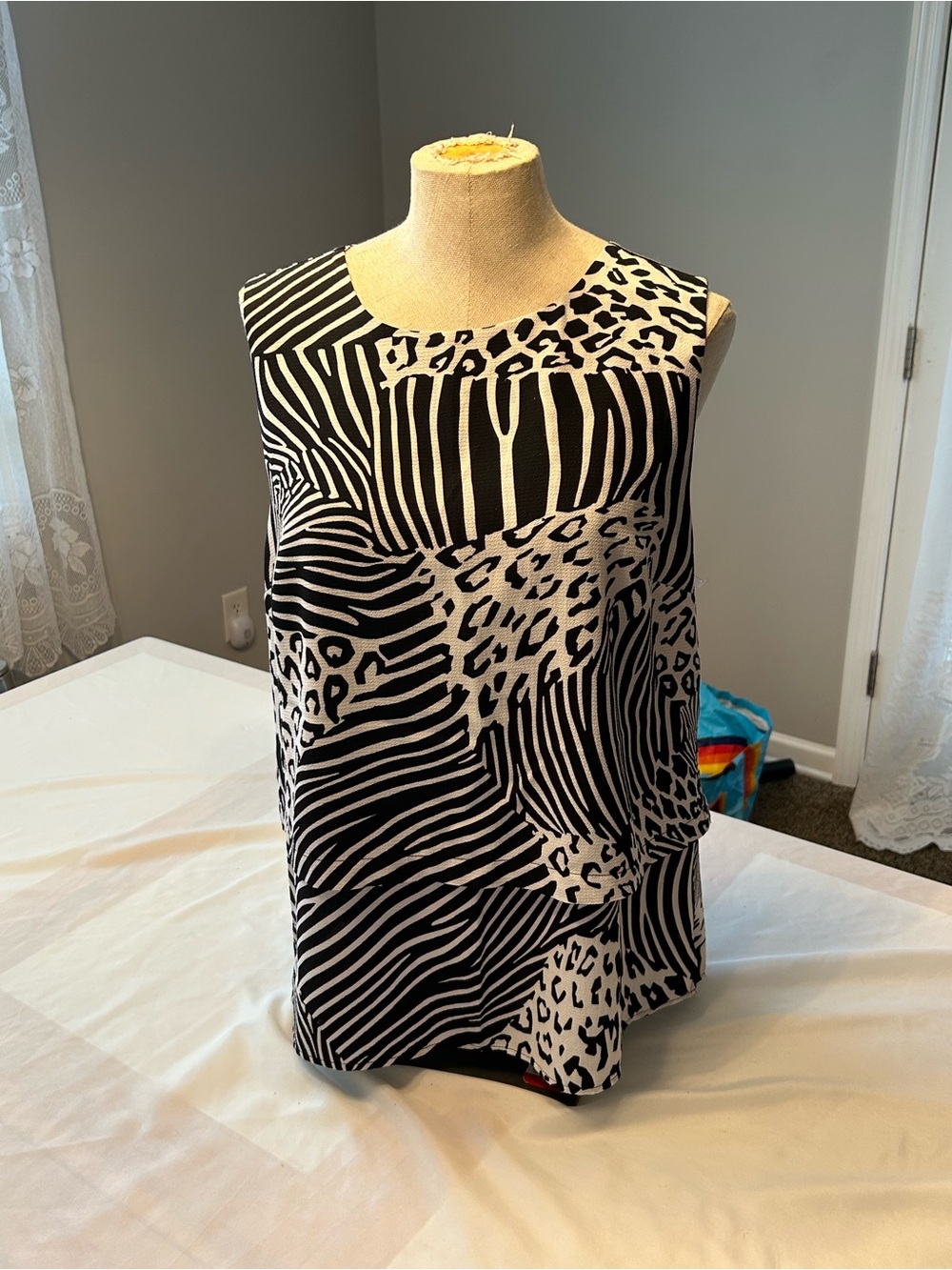 Chico's Black & White Mixed Animal Print Sleeveless shirt zipped back one ruffle